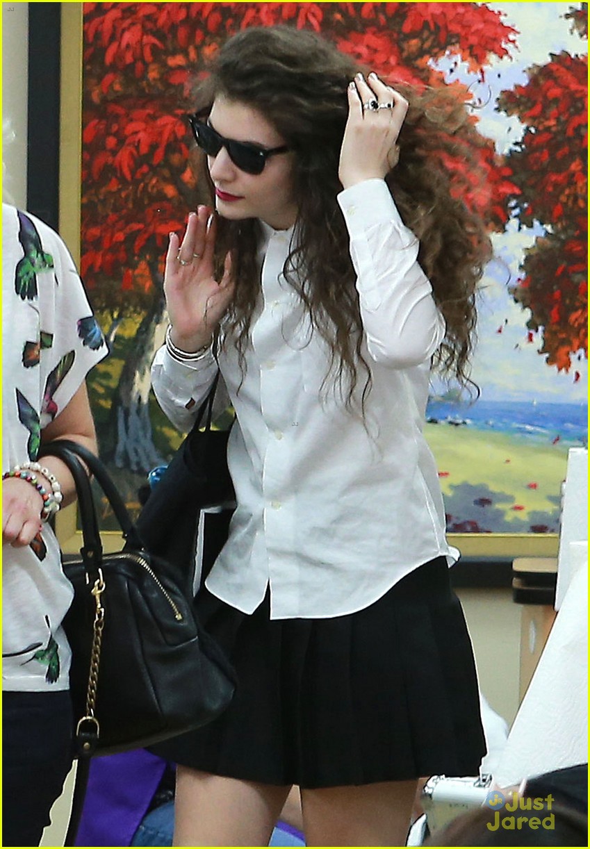lorde nail salon stop before hollywood show 04