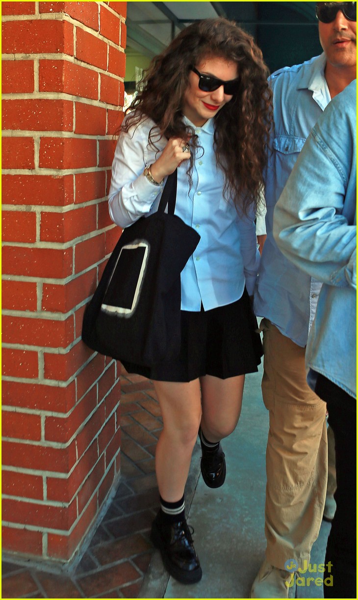 lorde nail salon stop before hollywood show 08