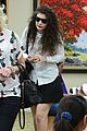 lorde nail salon stop before hollywood show 02