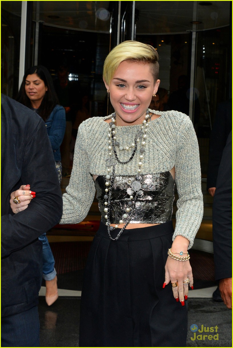 miley cyrus vogue cover canceled because vma performance 01