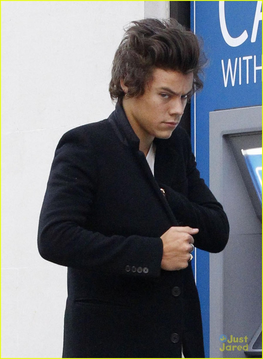harry styles stops at the atm 01