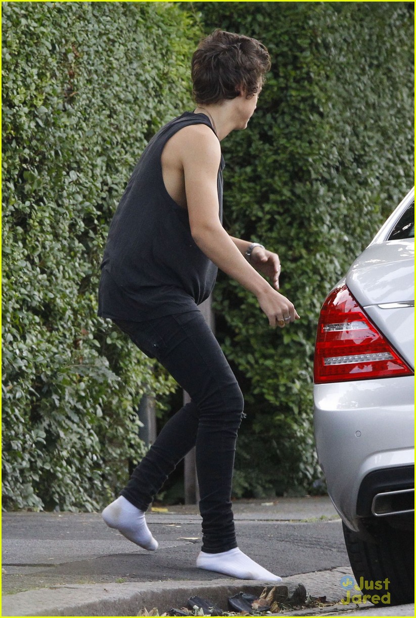 harry styles stops at the atm 05