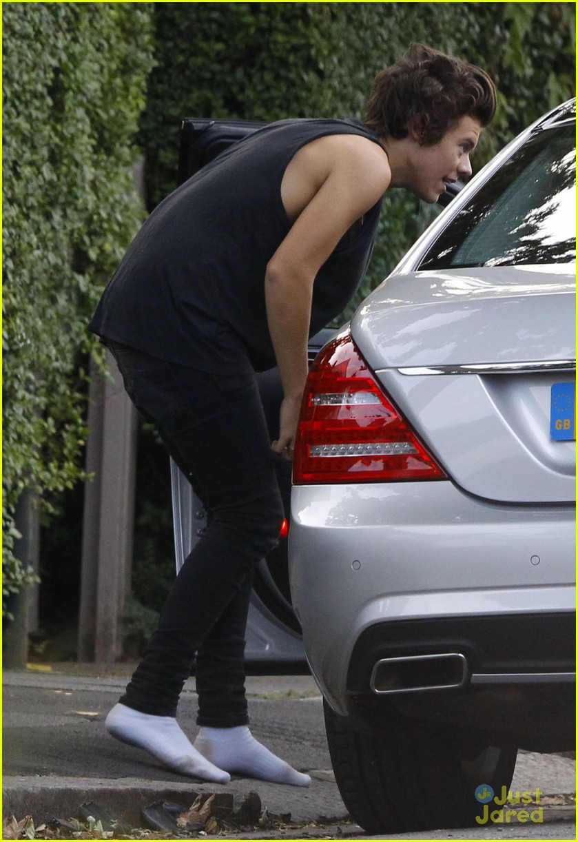 harry styles stops at the atm 06