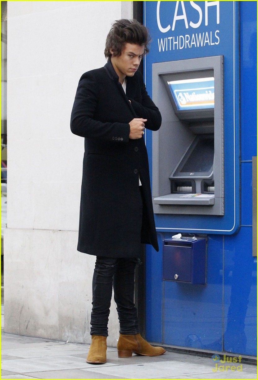 harry styles stops at the atm 07