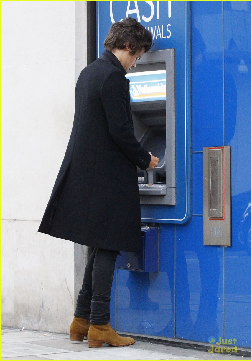 harry styles stops at the atm 08