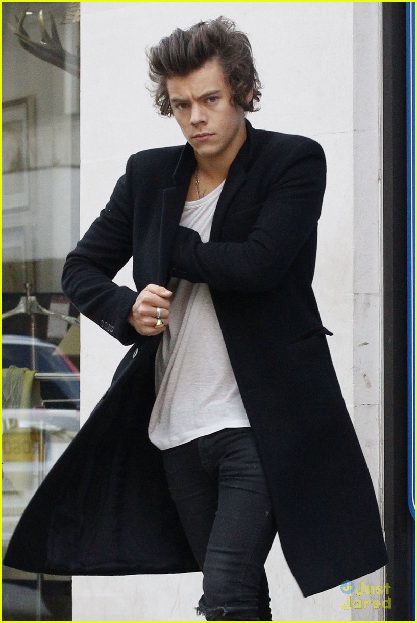 harry styles stops at the atm 09