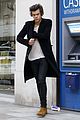 harry styles stops at the atm 04