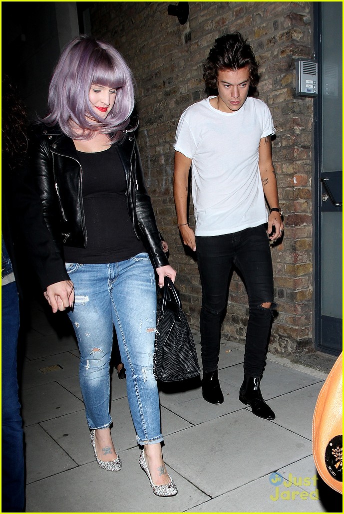 harry styles hangs out with kelly osbourne after fashion sh 08