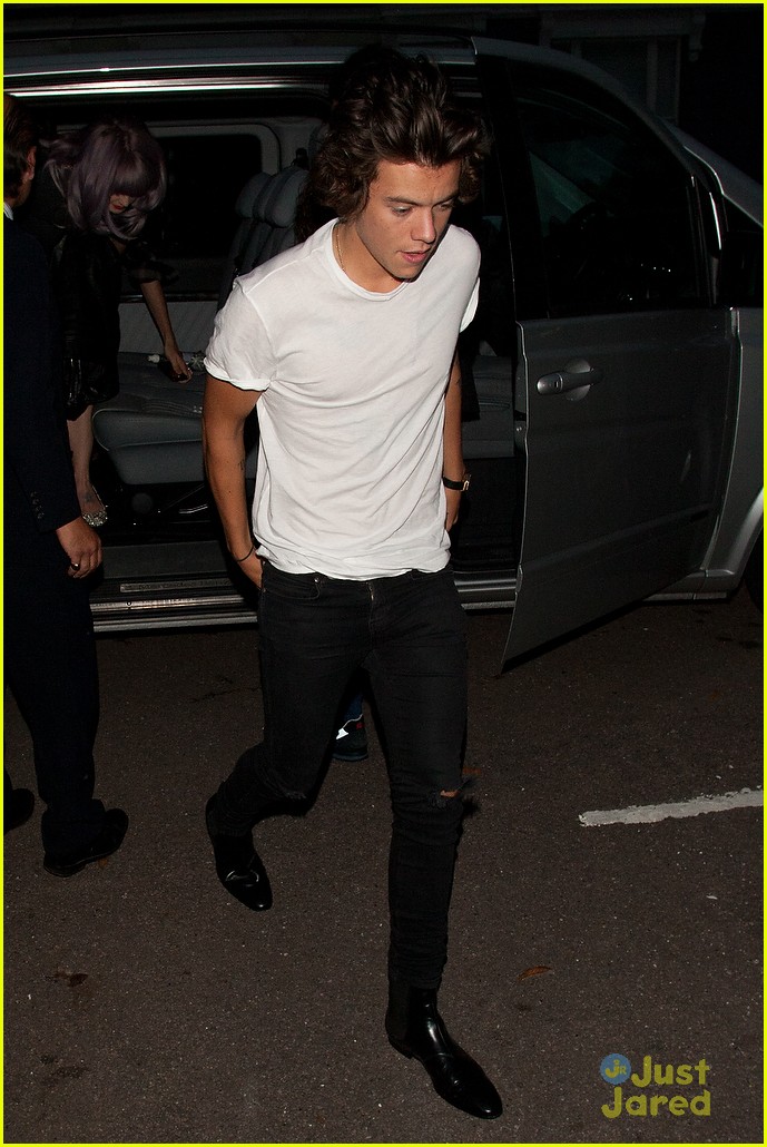 harry styles hangs out with kelly osbourne after fashion sh 12