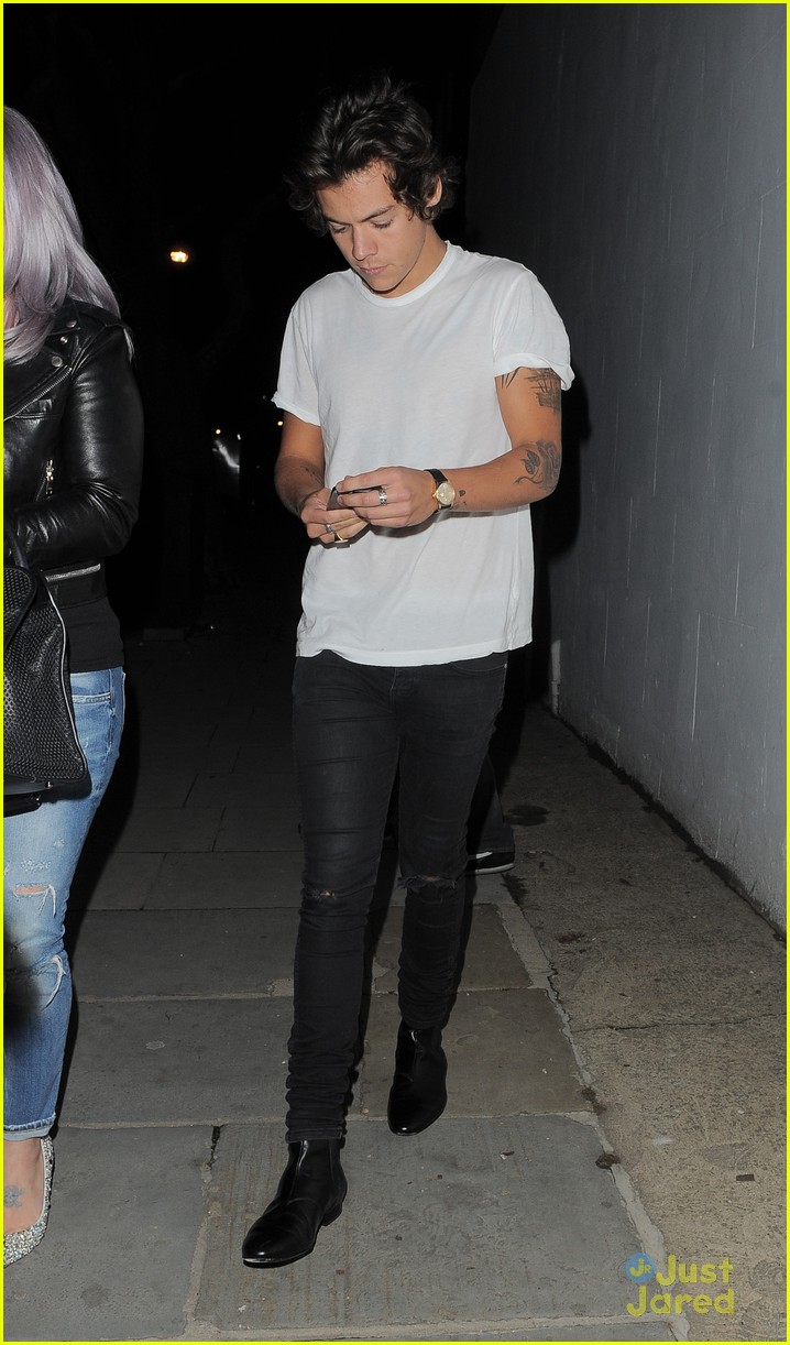 harry styles hangs out with kelly osbourne after fashion sh 32