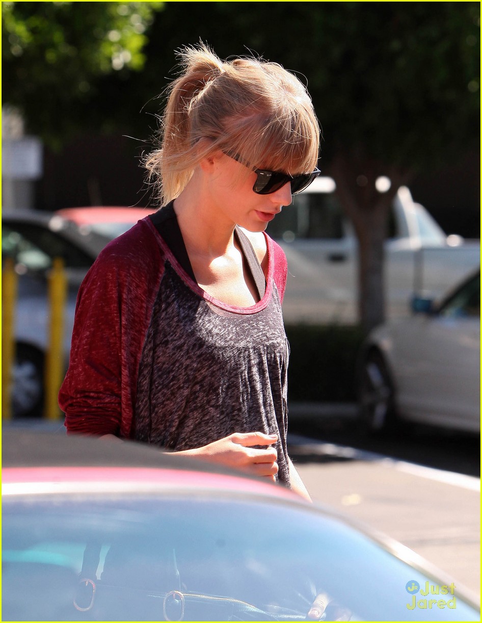 taylor swift starts off week with another dance class 02