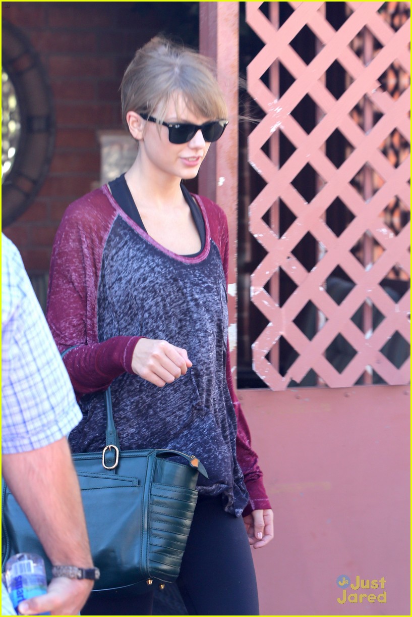 taylor swift starts off week with another dance class 07
