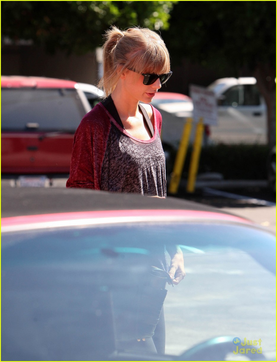 taylor swift starts off week with another dance class 08