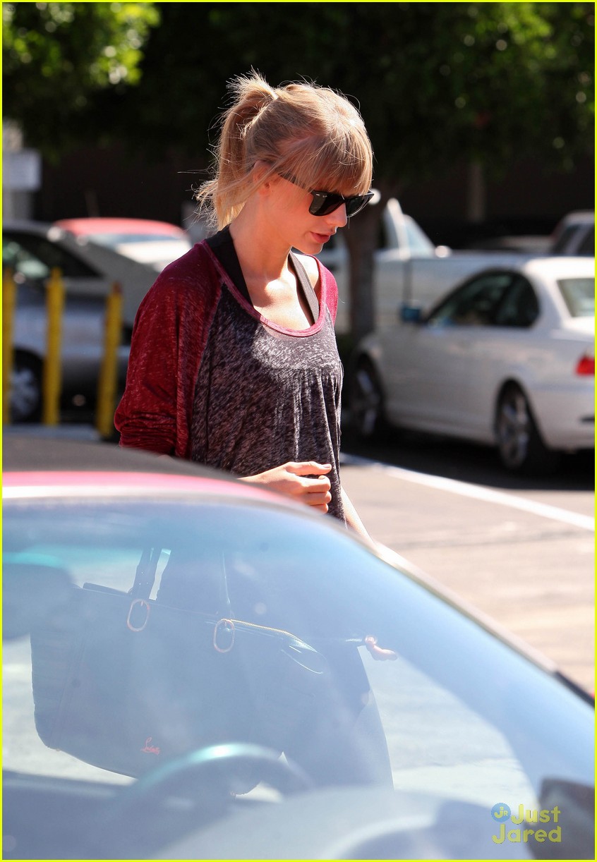taylor swift starts off week with another dance class 10