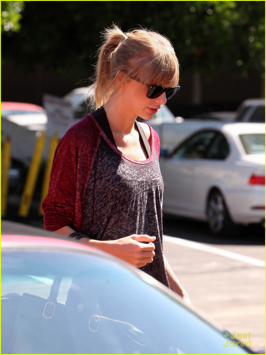 taylor swift starts off week with another dance class 11