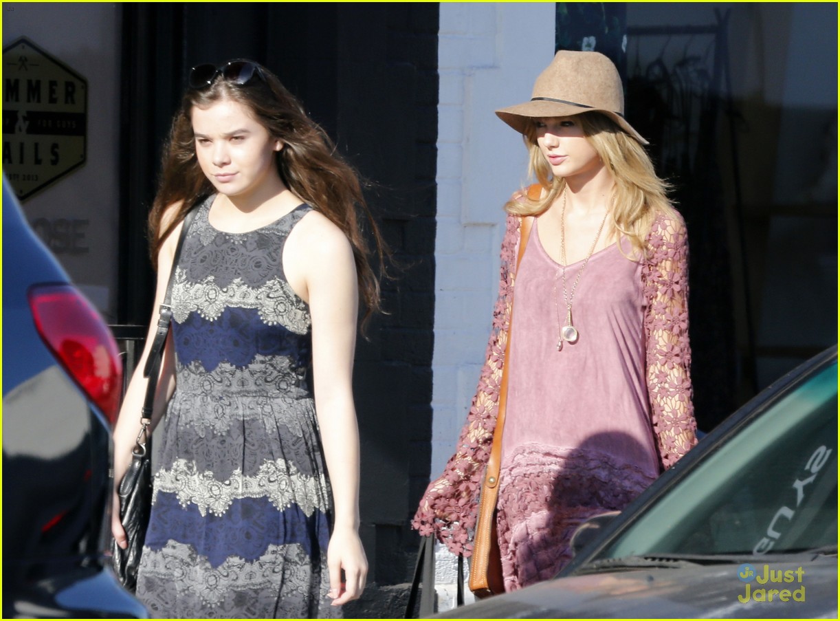 taylor swift goes shopping with hailee steinfeld 02