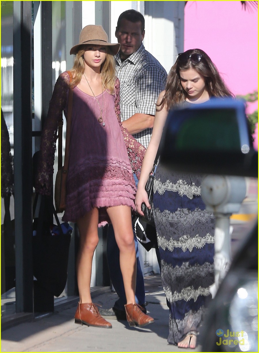 taylor swift goes shopping with hailee steinfeld 03