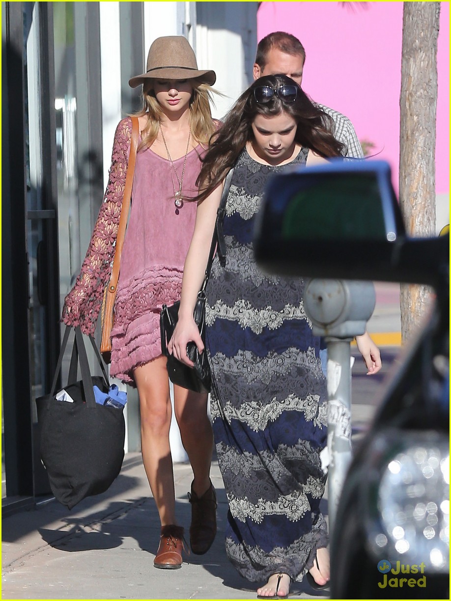 taylor swift goes shopping with hailee steinfeld 05
