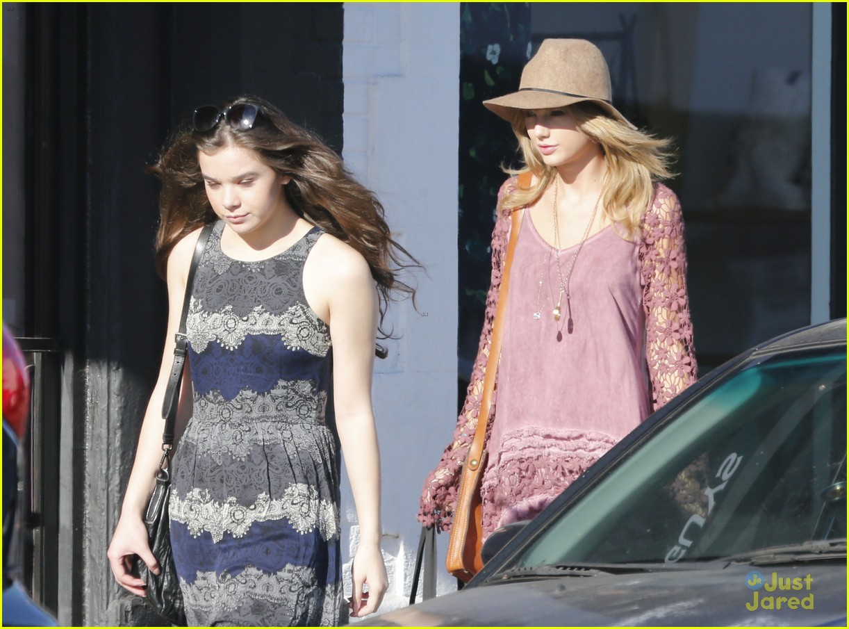taylor swift goes shopping with hailee steinfeld 07