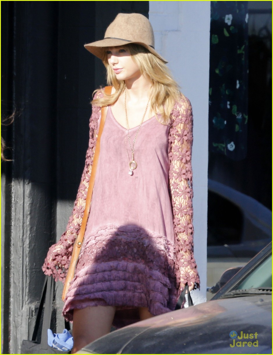 taylor swift goes shopping with hailee steinfeld 09