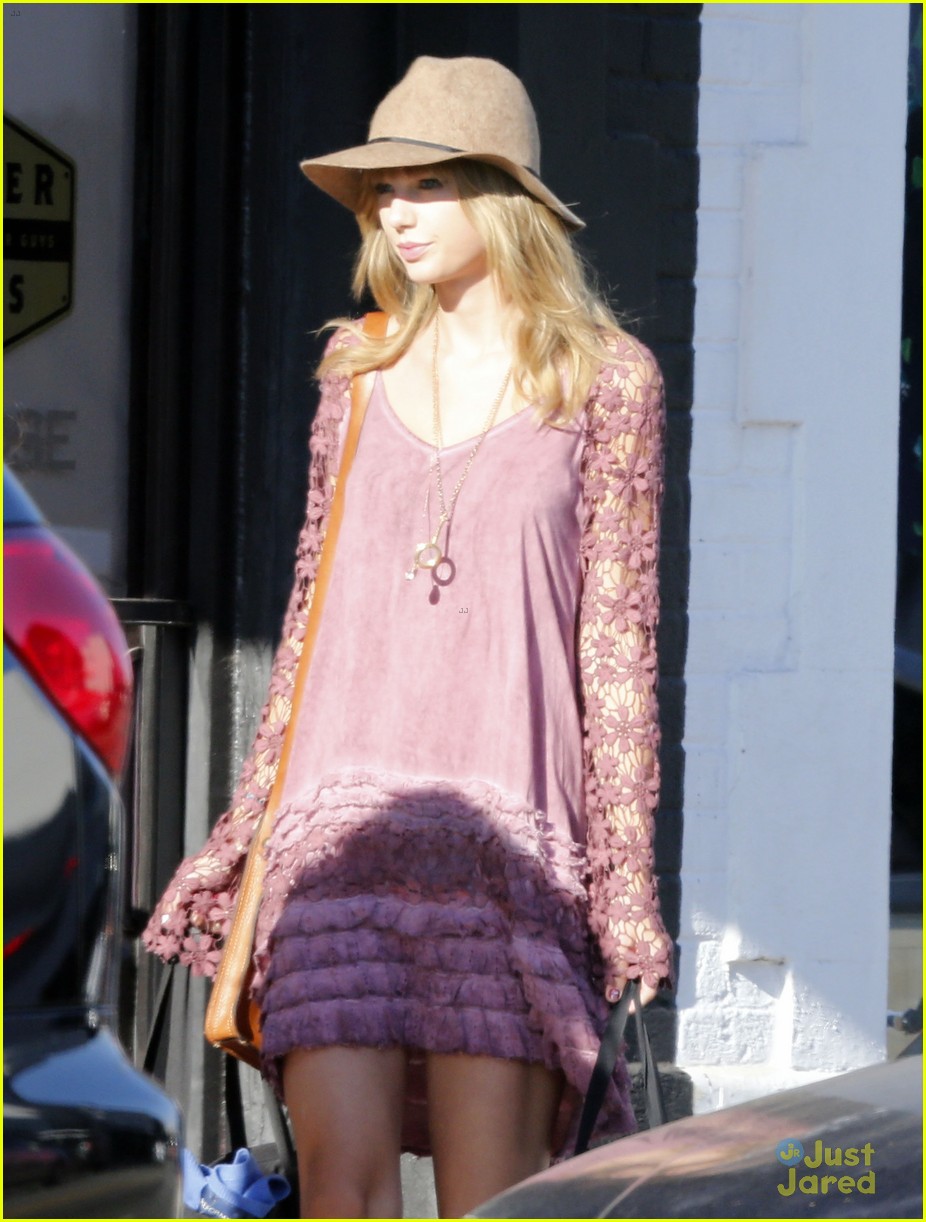 taylor swift goes shopping with hailee steinfeld 11