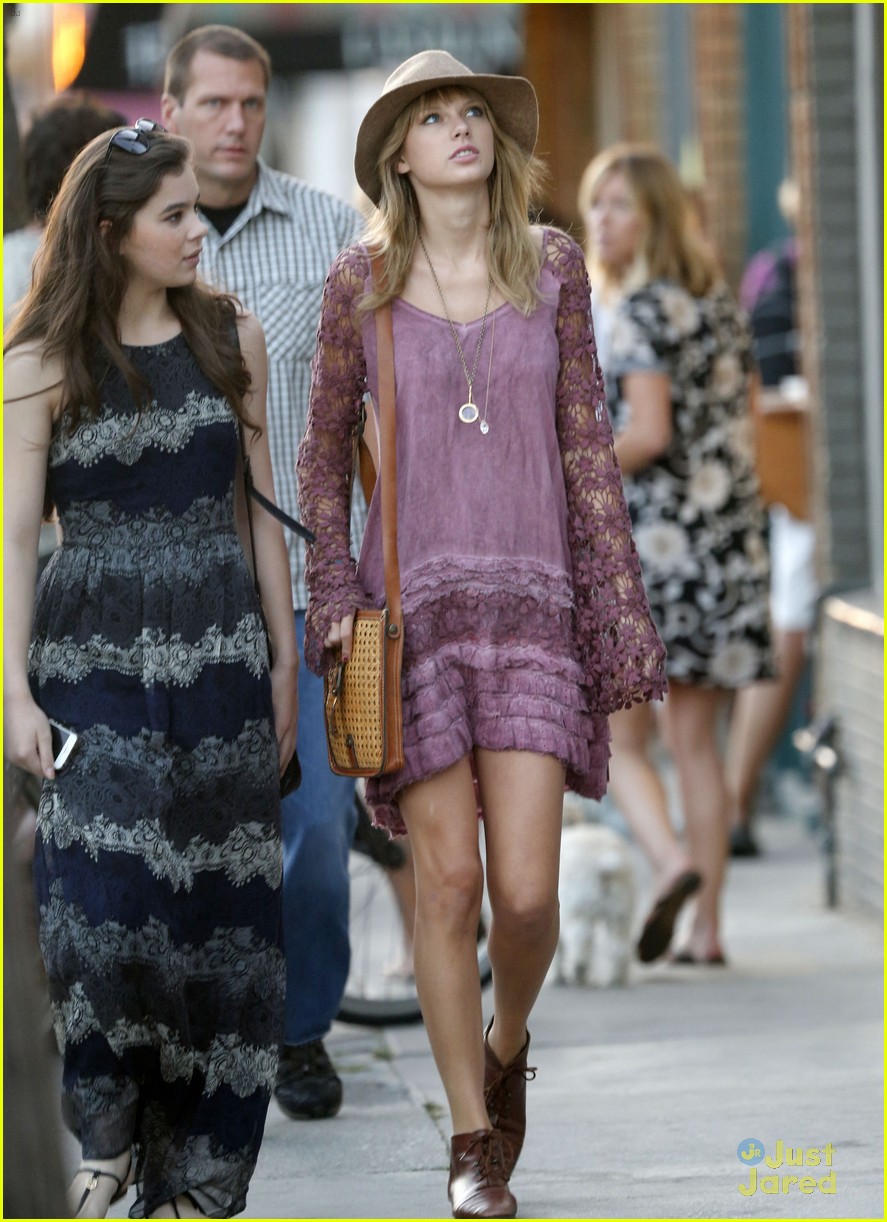 taylor swift goes shopping with hailee steinfeld 12