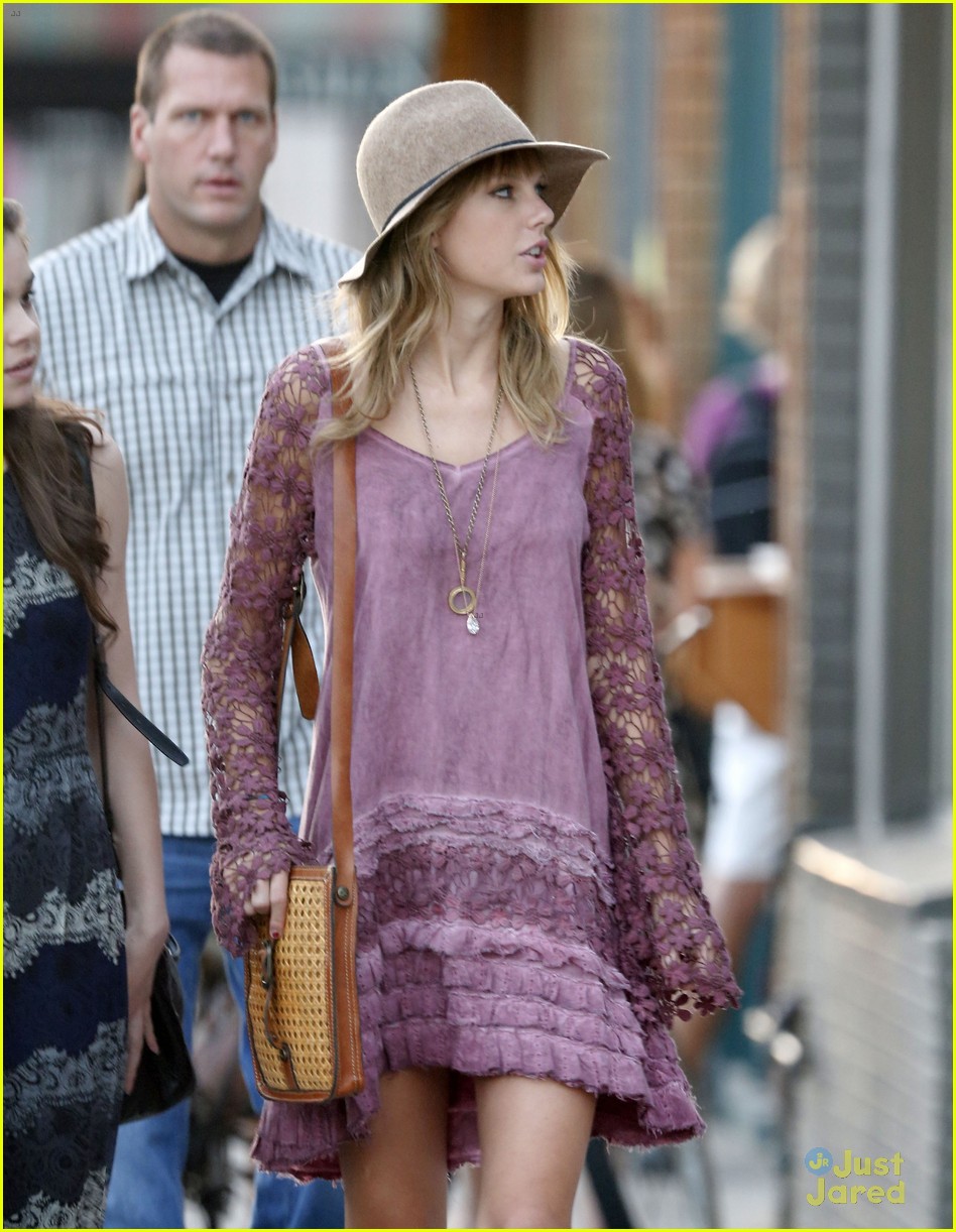 taylor swift goes shopping with hailee steinfeld 15
