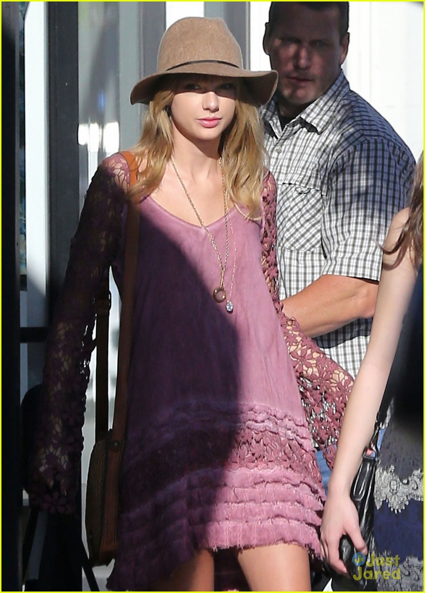 taylor swift goes shopping with hailee steinfeld 16