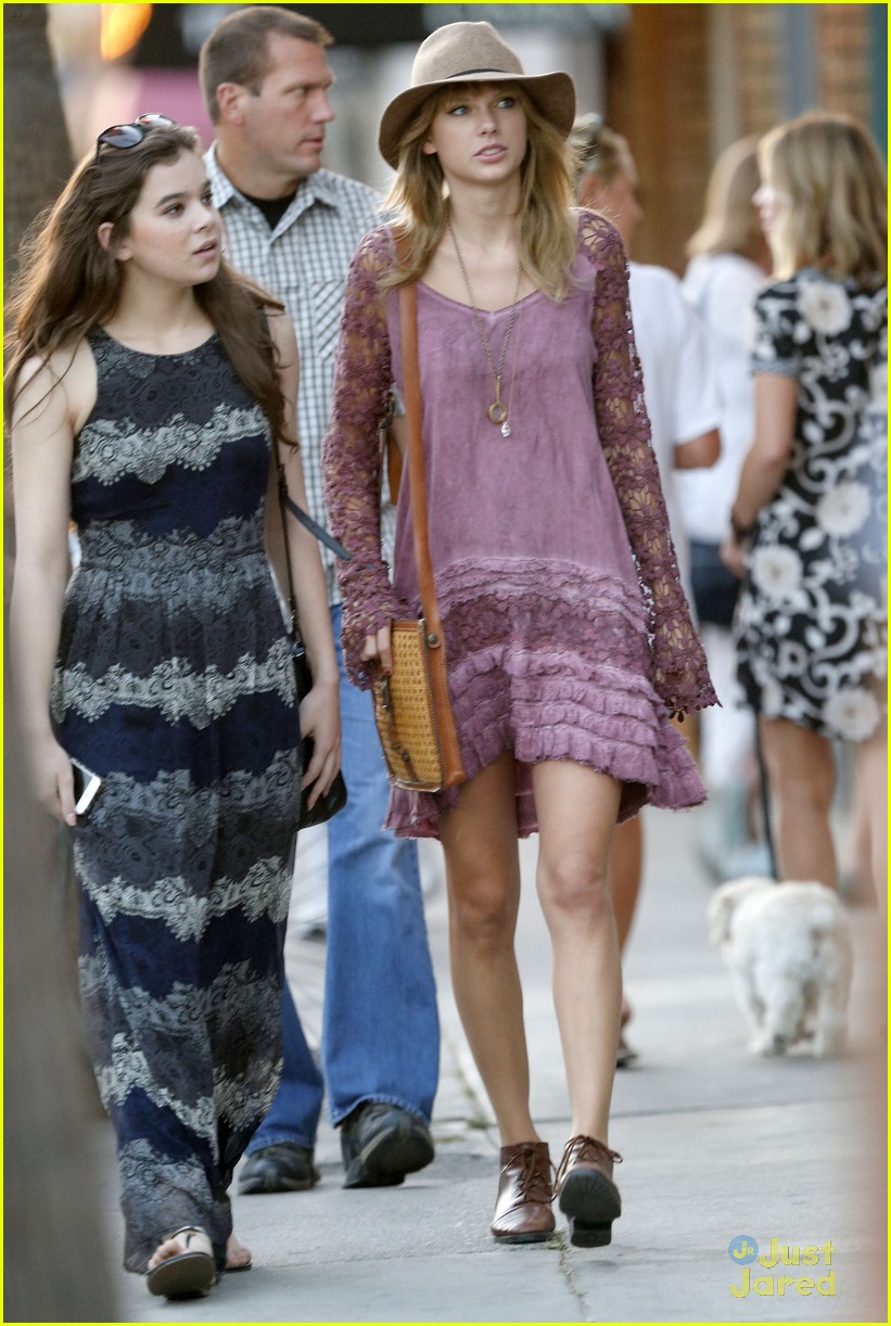 taylor swift goes shopping with hailee steinfeld 18