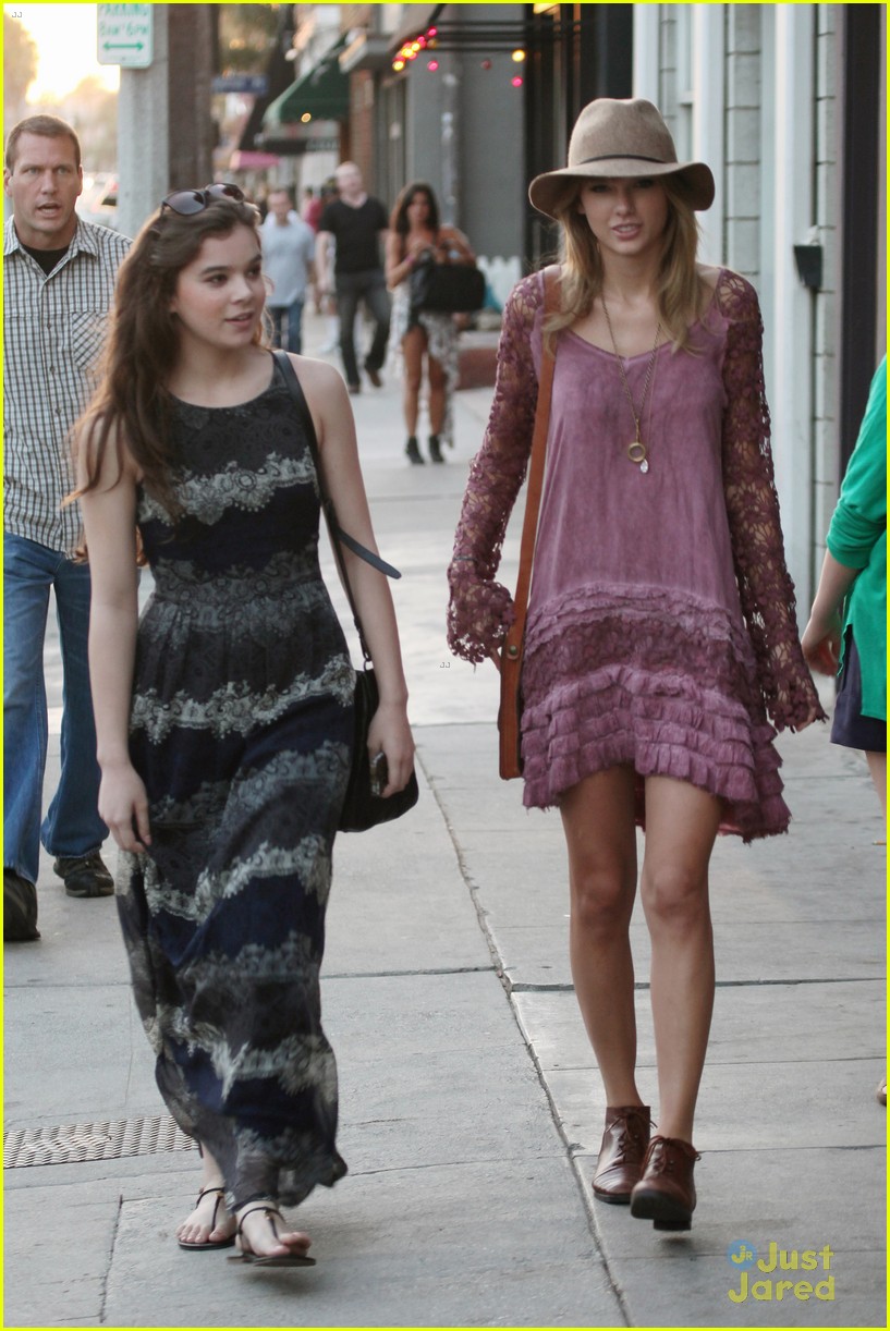 taylor swift goes shopping with hailee steinfeld 21