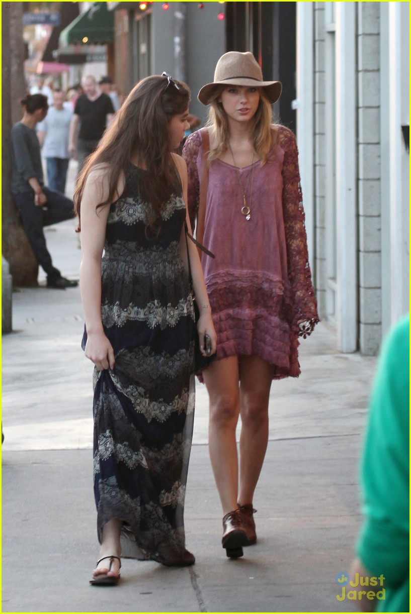 taylor swift goes shopping with hailee steinfeld 25