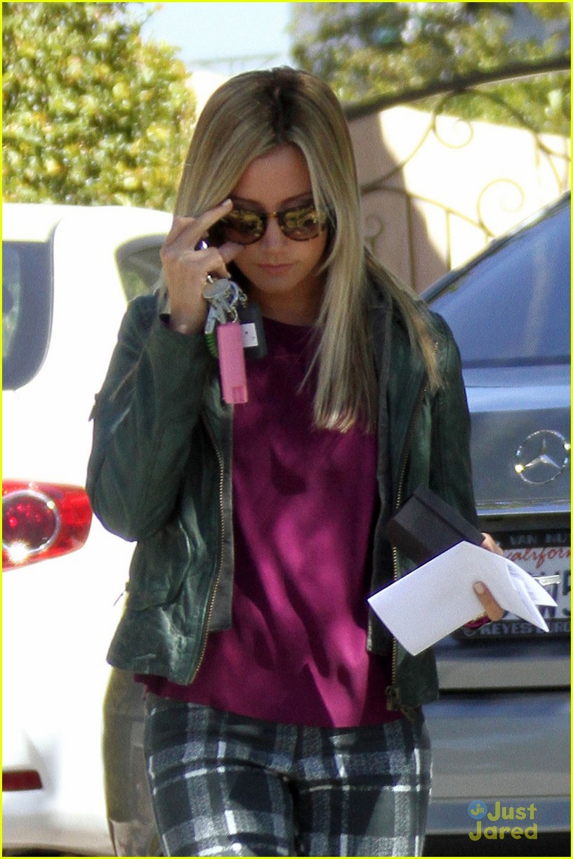 ashley tisdale day out with mom lisa 04