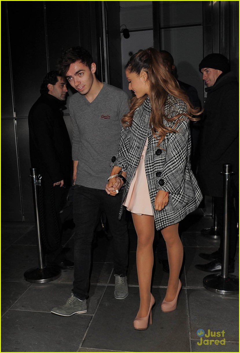 ariana grande nathan sykes hold hands in london 01