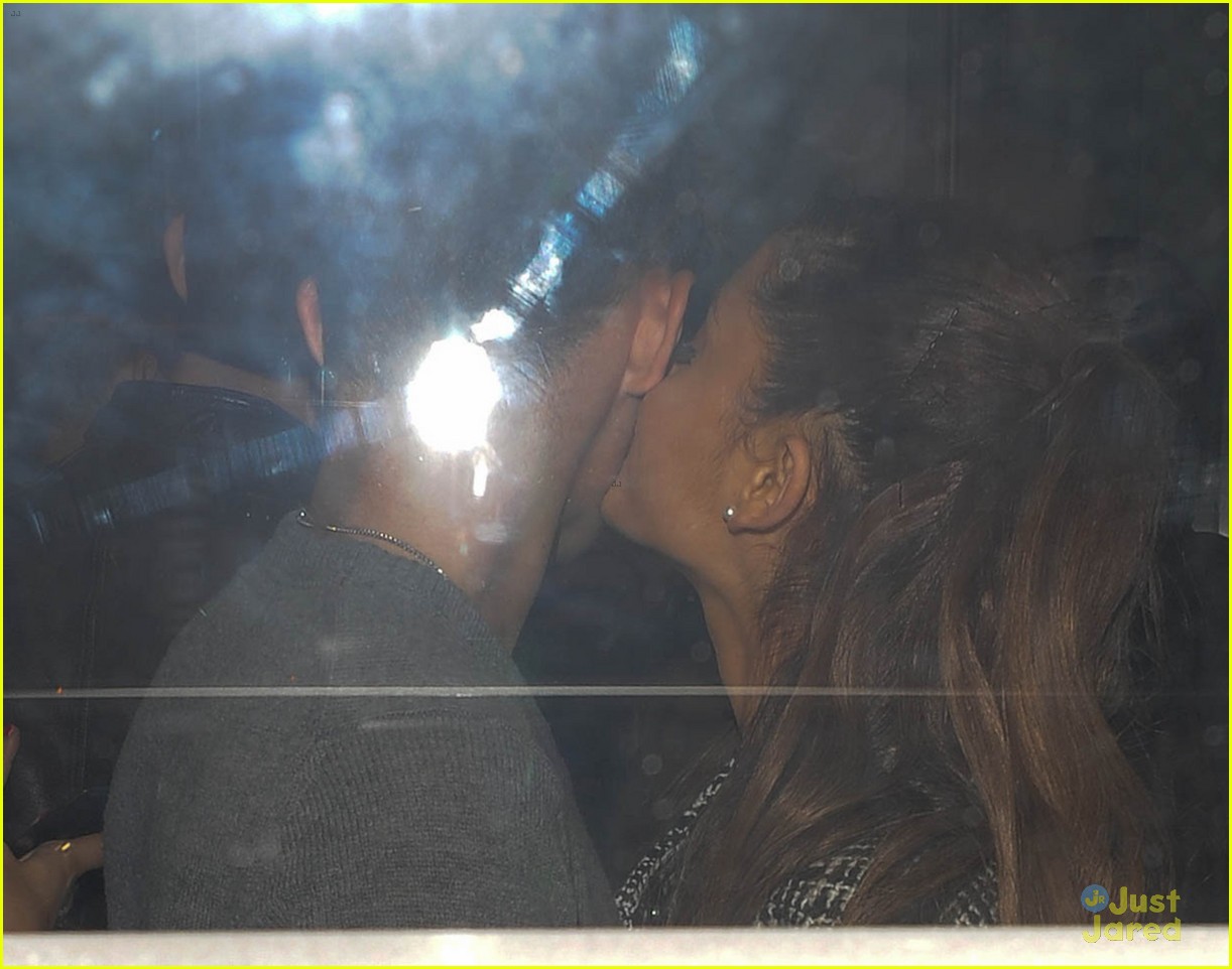 ariana grande nathan sykes hold hands in london 02