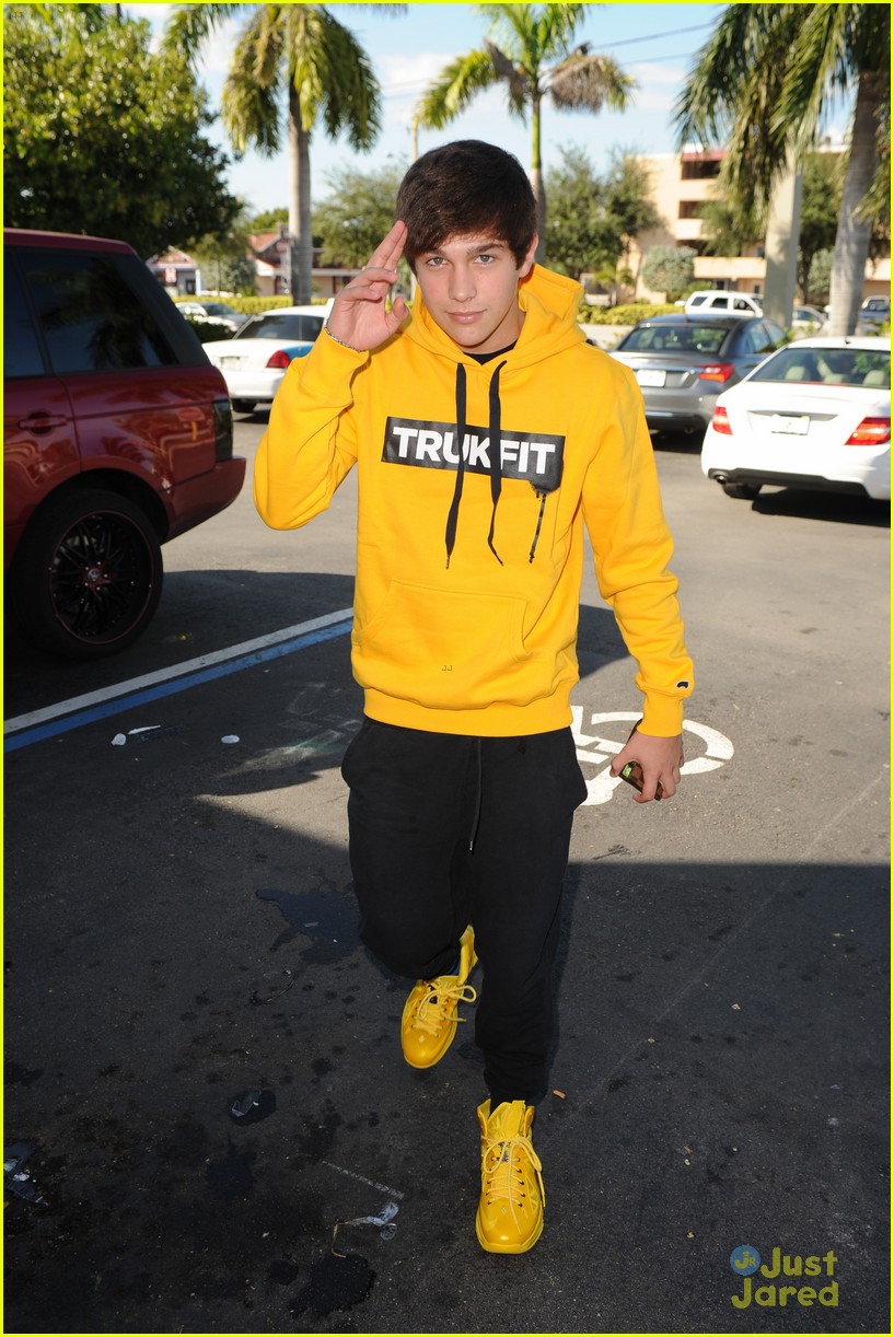 austin mahone steps out after hospitalization 02