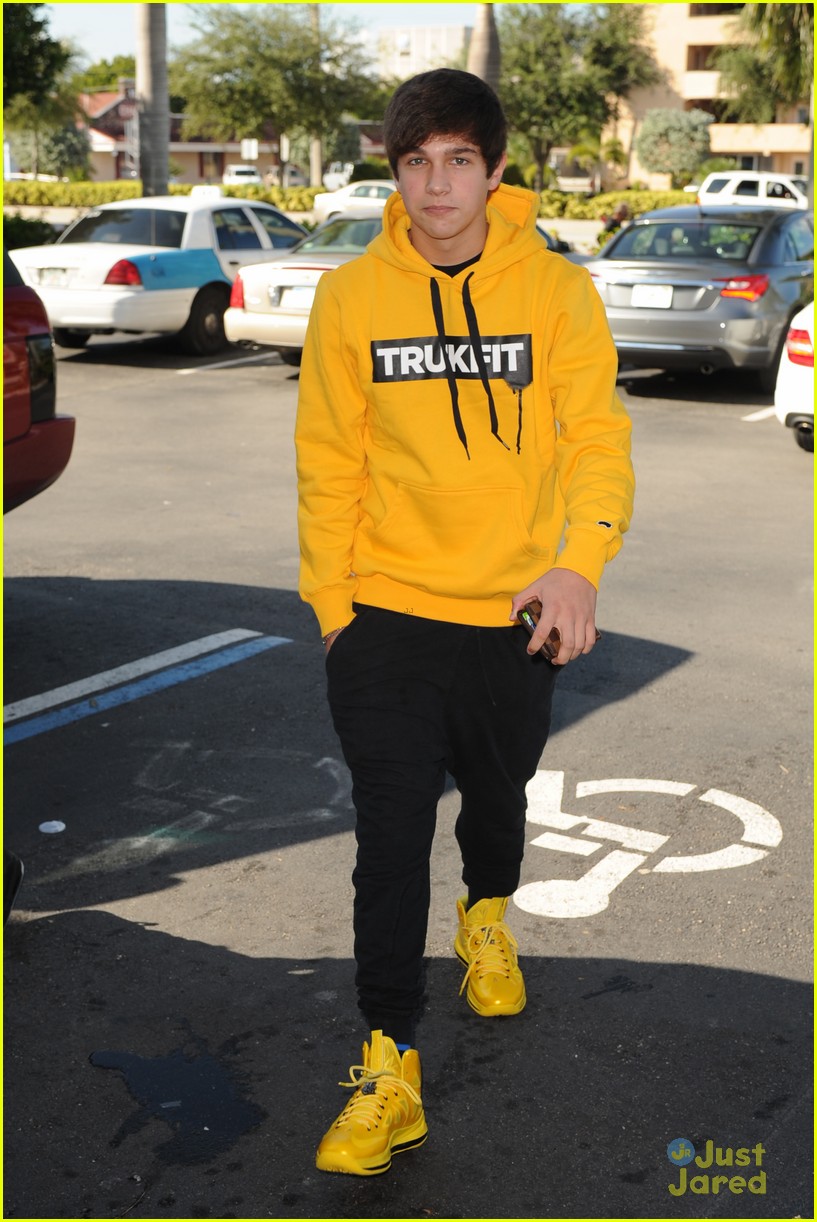 austin mahone steps out after hospitalization 04