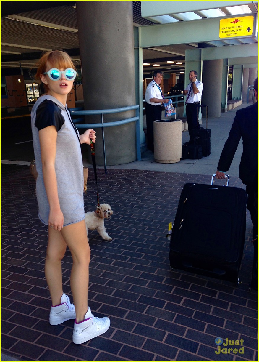 bella thorne new mexico arrival 01