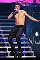 justin bieber carried up great wall of china by bodyguards 03