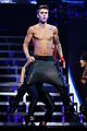 justin bieber carried up great wall of china by bodyguards 12