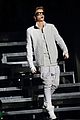 justin bieber carried up great wall of china by bodyguards 19