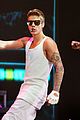 justin bieber carried up great wall of china by bodyguards 21
