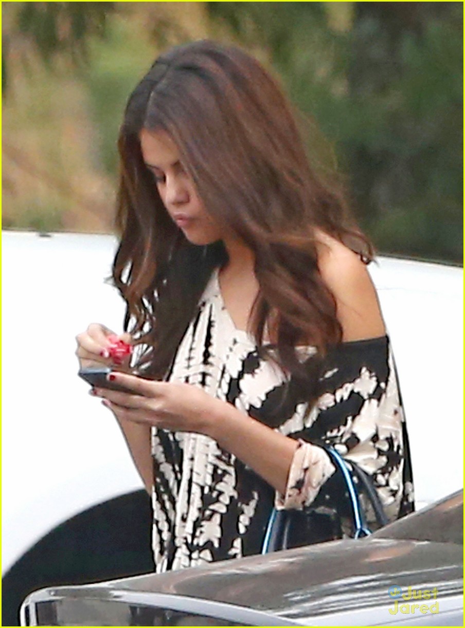 selena gomez texting after doctors appointment 02
