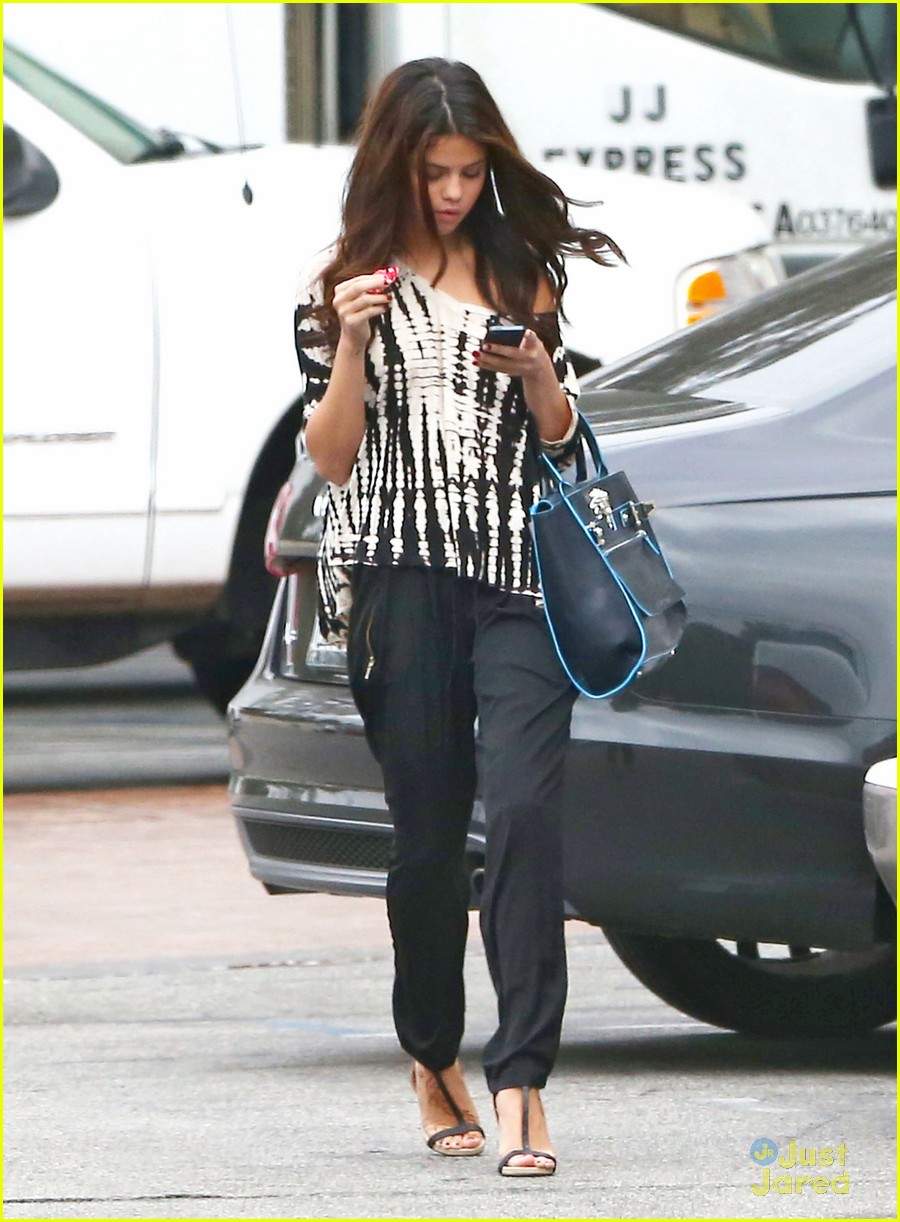 selena gomez texting after doctors appointment 03