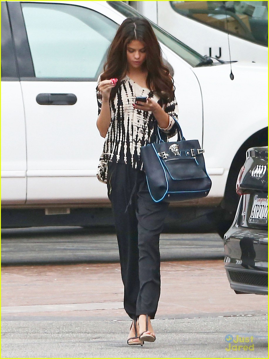 selena gomez texting after doctors appointment 06