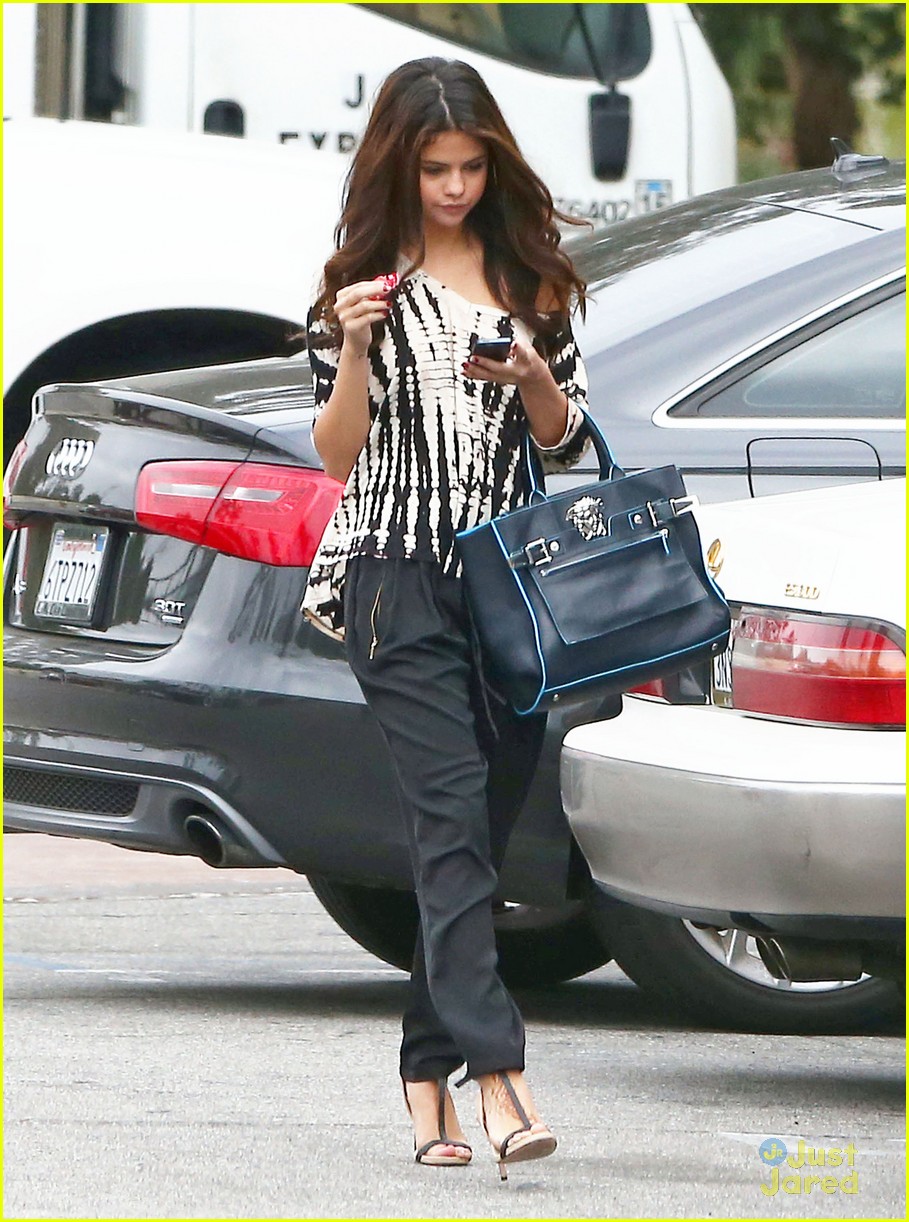 selena gomez texting after doctors appointment 09
