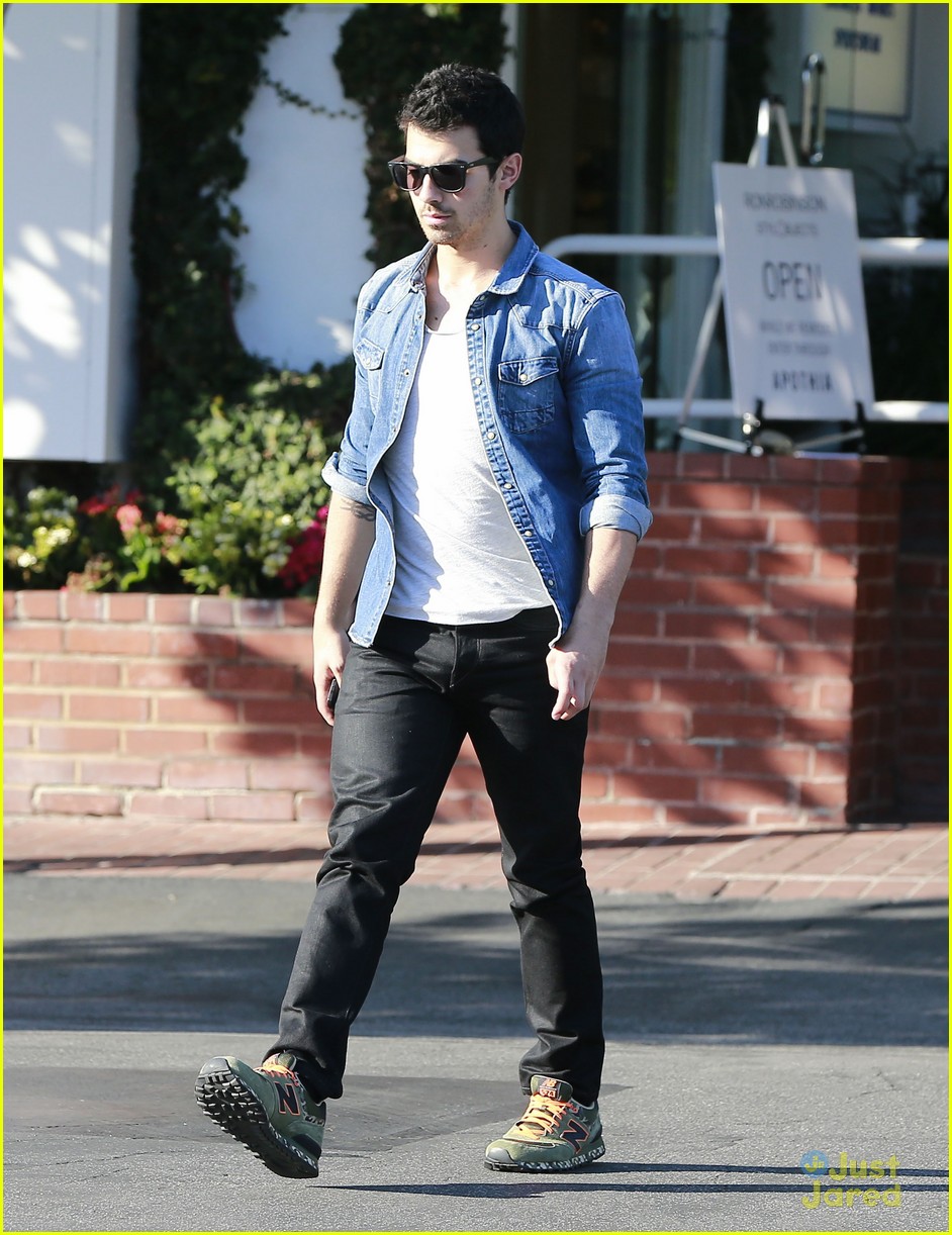 did joe jonas bail on important meeting with kevin and nick 10