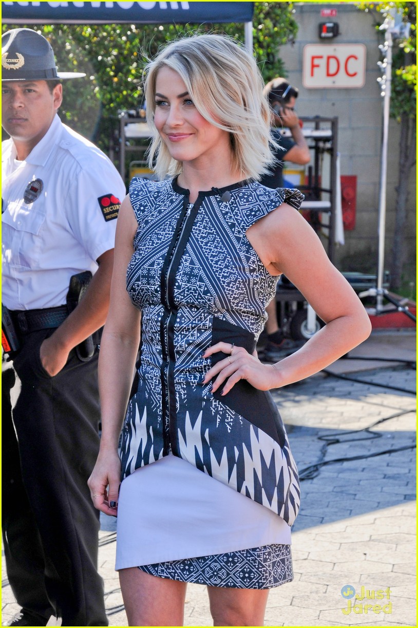 julianne hough extra appearance 04