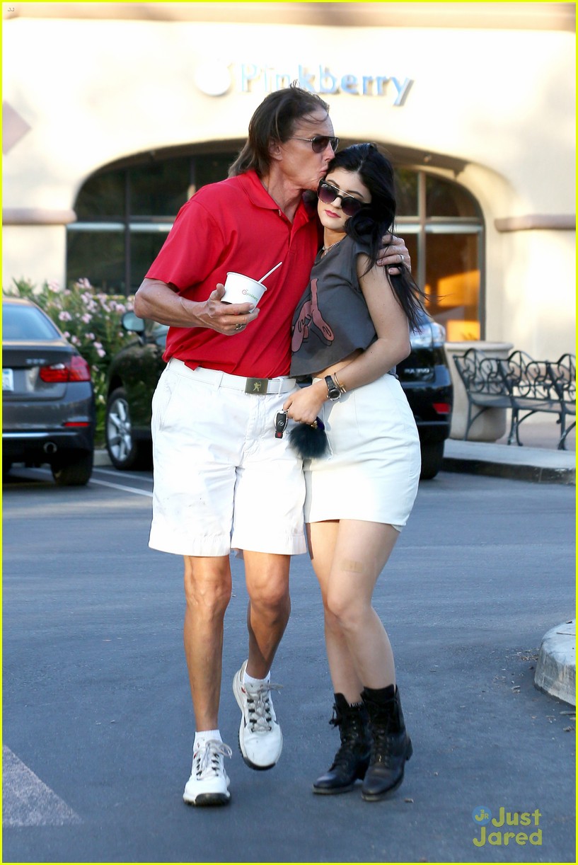 kendall kylie jenner step out after parents separate 34