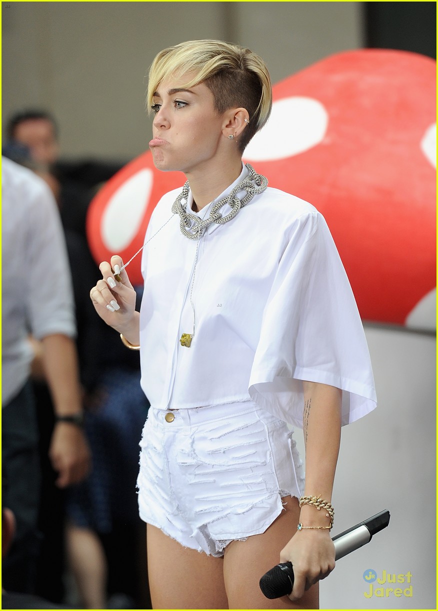 miley cyrus today show wrecking ball we cant stop video 03