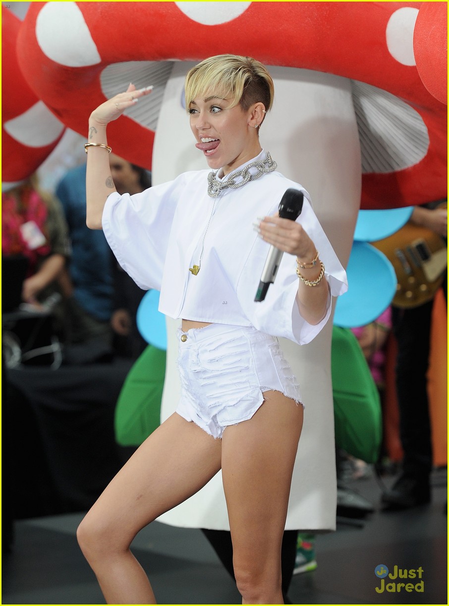 miley cyrus today show wrecking ball we cant stop video 06